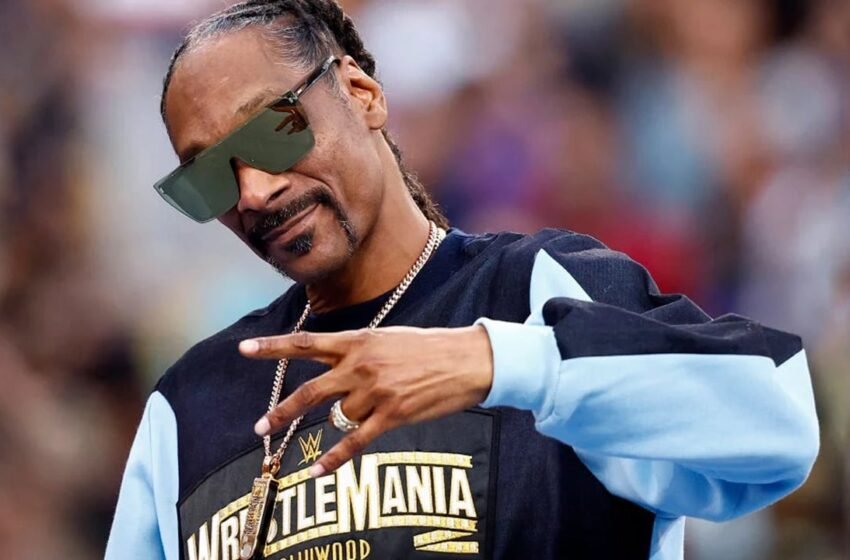  Snoop Dogg Sports Blinged-Out Crypto Hardware Wallet at Wrestlemania 39 – Bitcoin News