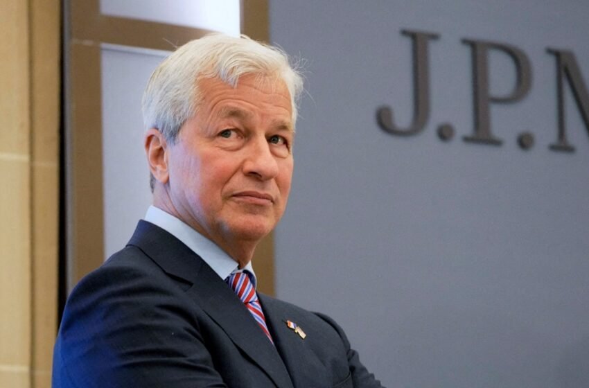  JPMorgan CEO Foresees Fed’s Rate Hike Pause, but Warns of Inflation Risks