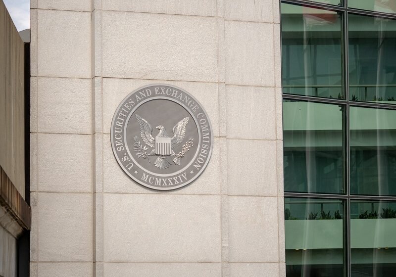  Two Senate Democrats pressure the SEC to block crypto ETPs