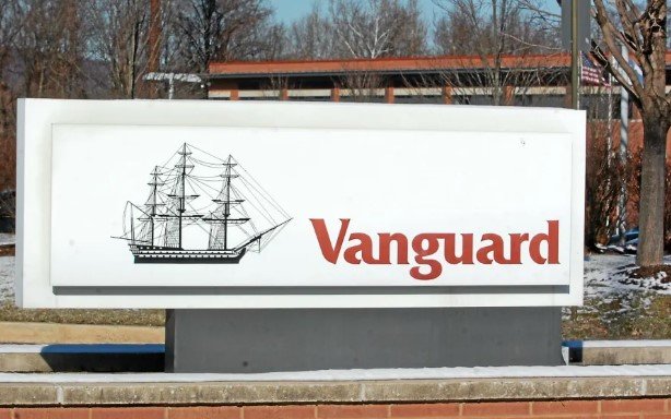  Despite early Success, Vanguard Holds Back on Bitcoin ETFs
