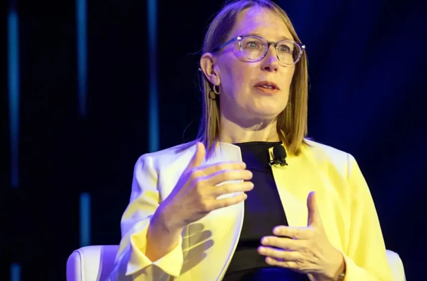 Hester Peirce Challenges SEC’s Closed-Door Approach to Crypto