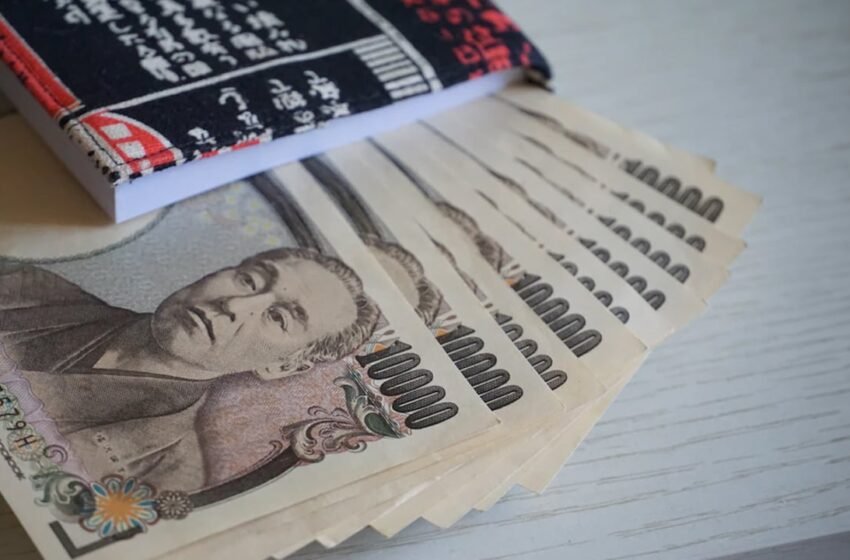  Japanese Yen Tumbles to 34-Year Low Against Soaring US Dollar