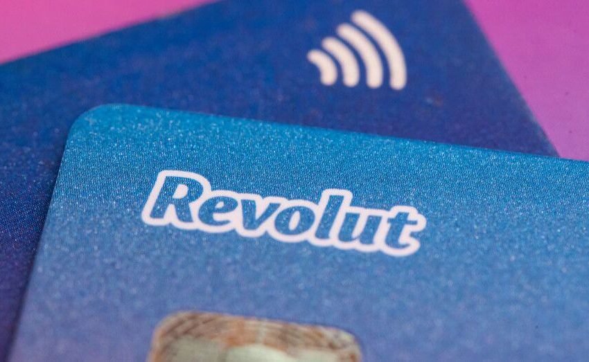  Revolut secures UK banking license