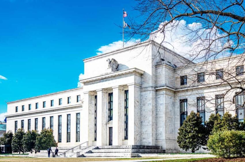  Peter Schiff Urges the Fed to Raise Rates and Let Markets Crash