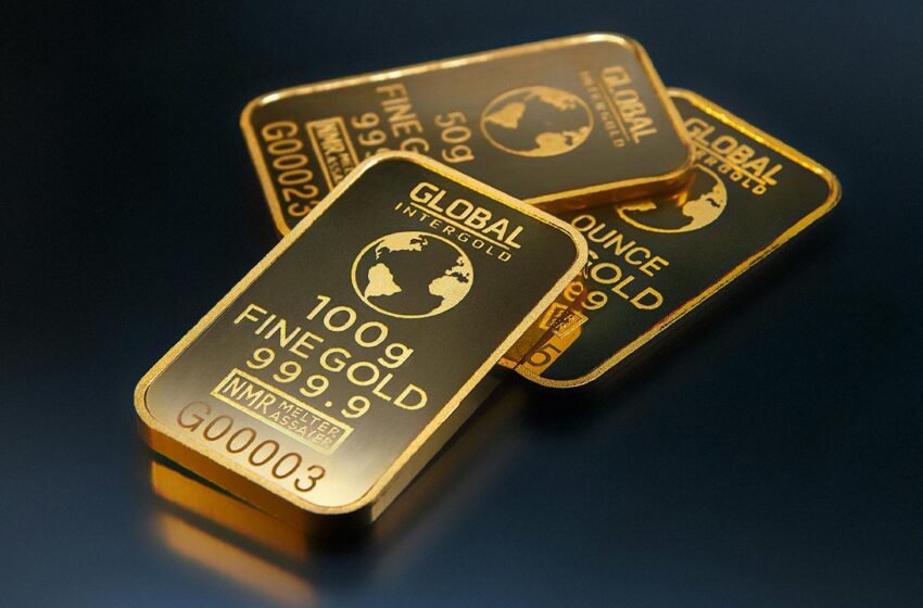  Gold Surges to Record High Amid Safe-Haven Demand