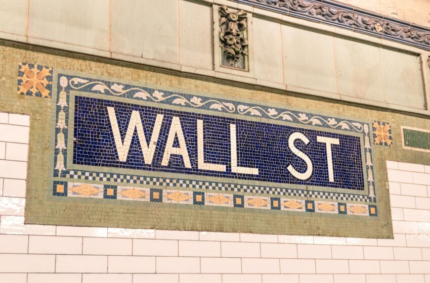  Dow and S&P 500 rise; Nasdaq dips as Alphabet, NVIDIA fall and Snowflake jumps 30%