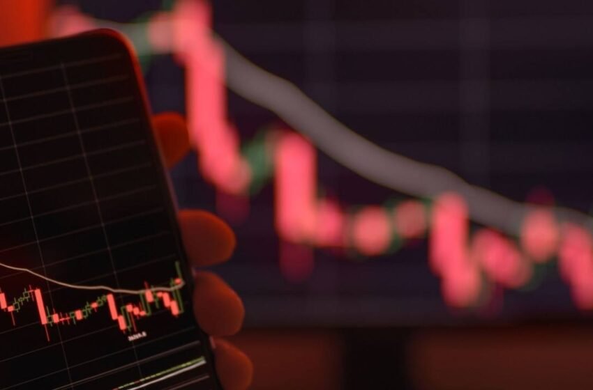  Peter Schiff: Bitcoin Could Crash Below $65K if Nasdaq Enters a Bear Market