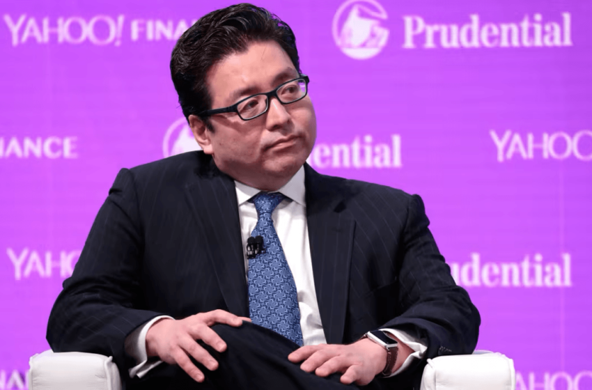  Despite Bitcoin’s Decline, Tom Lee Maintains BTC Will Still Be the Year’s Best Bet