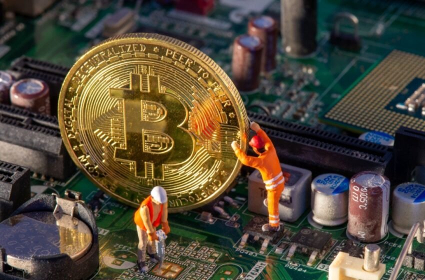  Public Bitcoin Miners Sell 40% of Mined BTC Amid Rising Cost Pressures