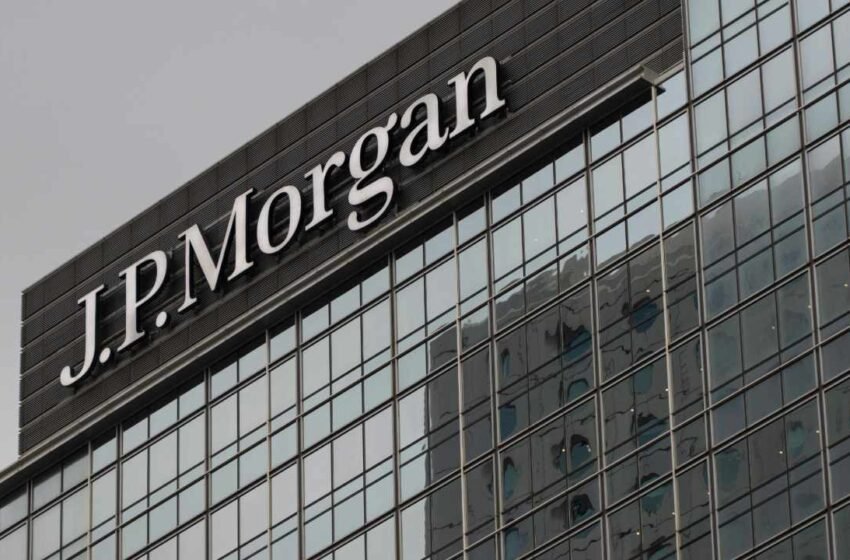  JPMorgan Predicts Bitcoin Will Outgun Gold in 2025 Supercycle Shift