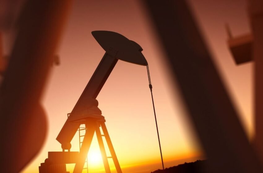  Oil Markets on Knife-Edge With Brent Poised for Violent Breakout Amid War Fears