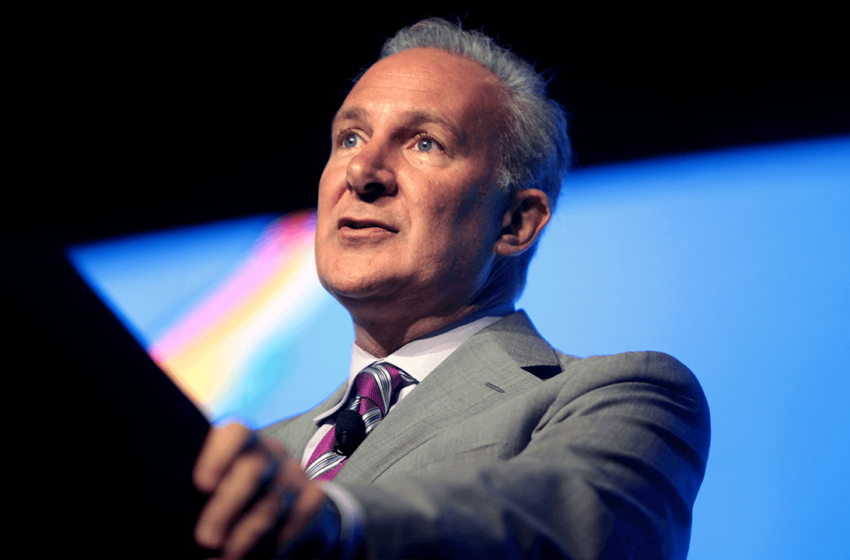  Peter Schiff Sounds the Alarm: Bitcoin’s Rise Is a ‘Distraction’ From Silver’s Big Moment