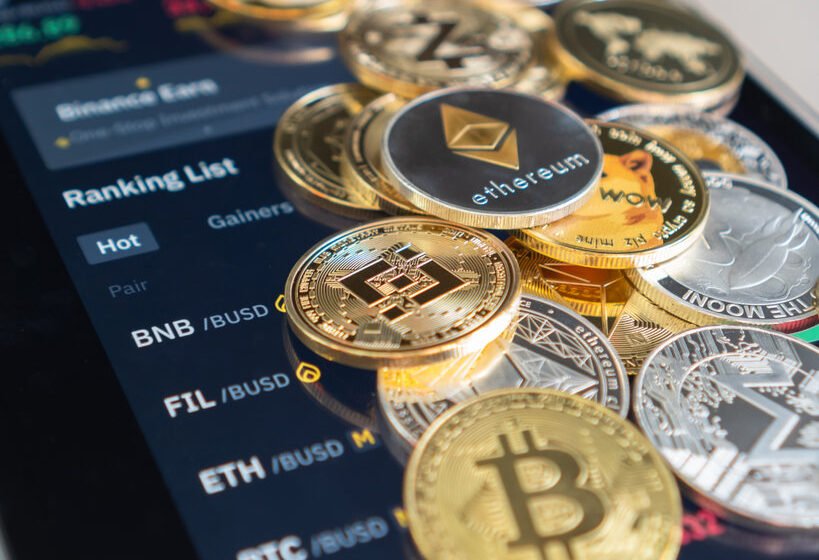  Altcoins soar, Bitcoin stalls as Fed rate cut speculation hits fever pitch