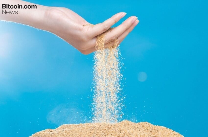  Bitcoin ETFs Face Near-Record Outflows With $903 Million Exit