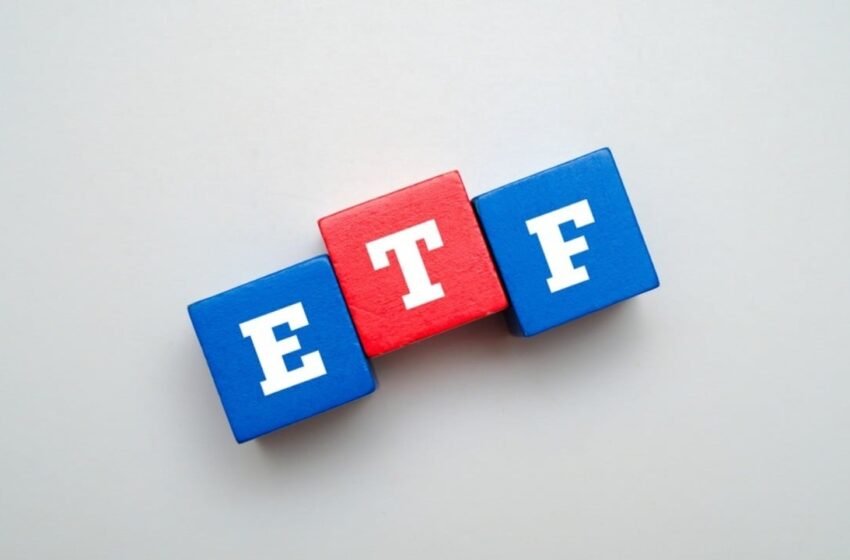  Bitcoin ETFs Lose $696 Million as Blackrock and Fidelity Lead Broad Crypto Selloff