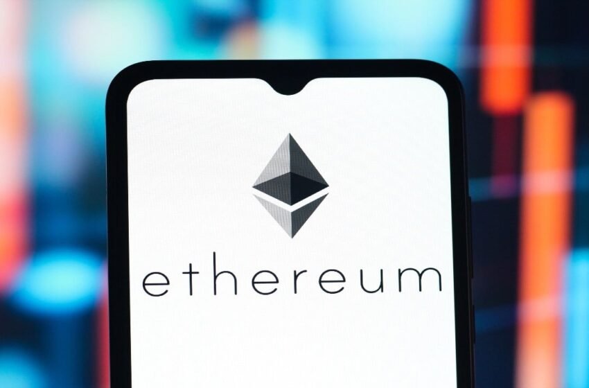  Ethereum Drags Altcoins Below $880B as 22% Weekly Slide Shakes Trader Confidence