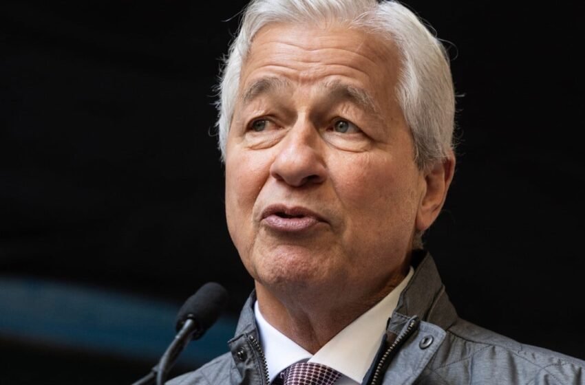  Peter Schiff Calls Jamie Dimon’s Stablecoin Regulation Argument ‘Nonsense’