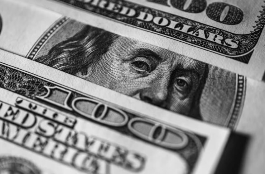  Robert Kiyosaki Renews Dollar Alarm as Bitcoin Becomes His Cash Escape