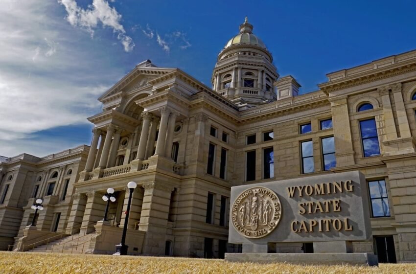  LINK Pops 3% to $9.70 as Wyoming Shifts Stablecoin to CCIP