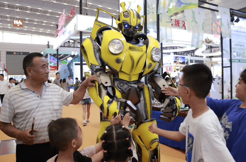  A Chinese Humanoid-Robot Maker’s Shanghai IPO Surged About 500% After a New “Superman” Demo